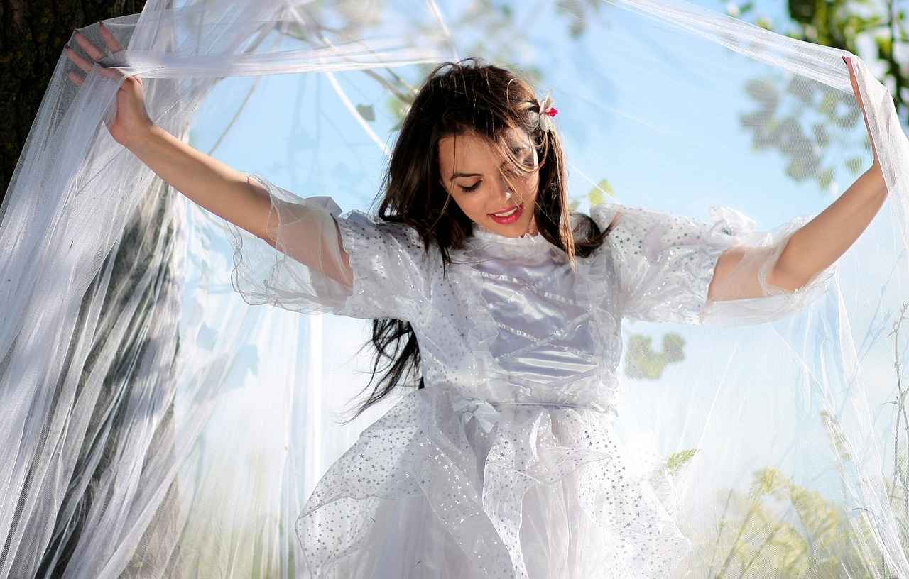 What Are the Best Earrings for Long Hair?