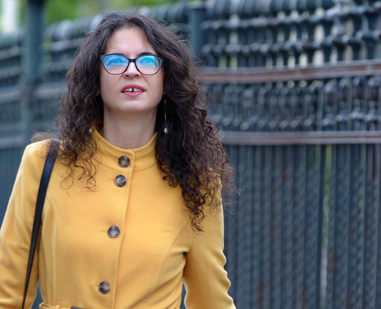 How to Match Earrings with Curly Hair?